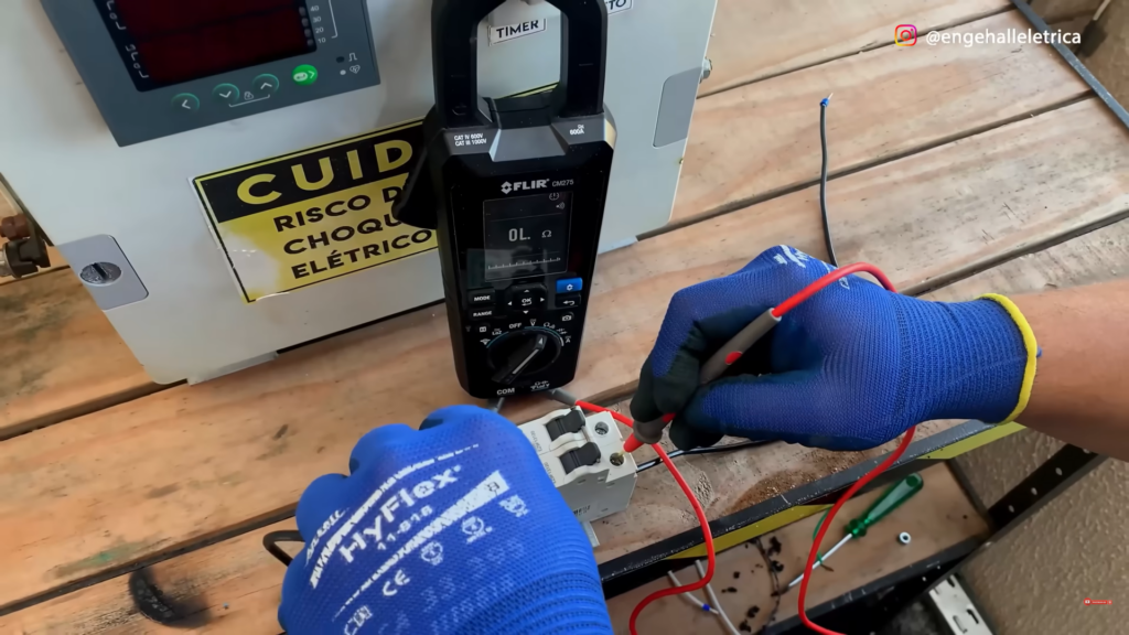 Multímetro indicando tensão em uma das fases mesmo após o desarme parcial.