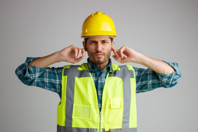 Imagem de capa: trabalhador sofre com ruido no ambiente de trabalho