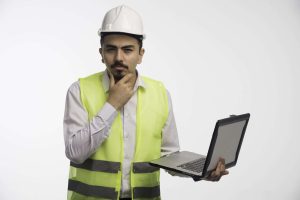 Engenheiro lendo glossário de termos de segurança do trabalho