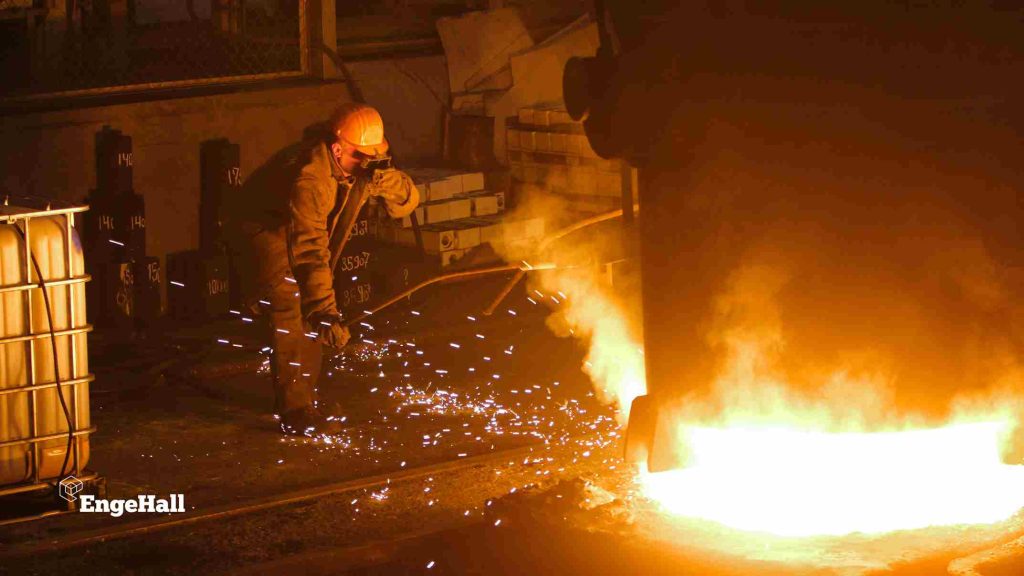 trabalhador siderurgico operando em uma calderaria para ilustrar insalubridade