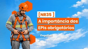 Homem de EPI obrigatório usando equipamento de segurança, incluindo capacete, junto ao céu azul, destacando a importância dos EPIs obrigatórios.