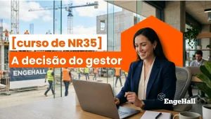 Mulher sorridente trabalhando em escritório moderno com construção ao fundo, representando certificação de conformidade e auditoria.