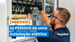Técnico trabalhando em painel de distribuição elétrica, destacando os perigos de uma instalação elétrica e a importância da segurança na manutenção elétrica.