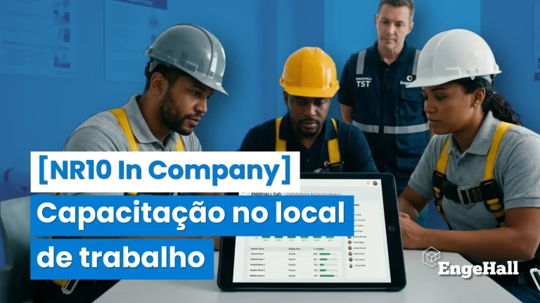 Equipe de trabalhadores em treinamento no local de trabalho com uso de capacetes de segurança, computador e gráficos na tela, promovendo capacitação empresarial.
