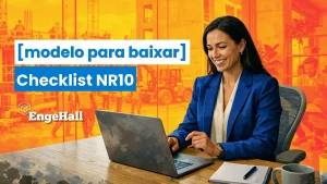 Imagem de uma mulher empresária sorridente usando blazer azul, sentada em uma mesa de escritório com laptop, fundo de obra em construção, promovendo checklist NR10.