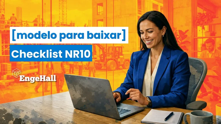 Imagem de uma mulher empresária sorridente usando blazer azul, sentada em uma mesa de escritório com laptop, fundo de obra em construção, promovendo checklist NR10.