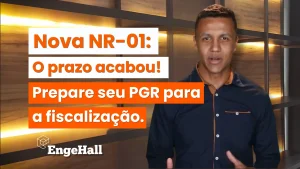 Homem em vídeo de apresentação com texto na tela: "Nova NR-01: O prazo acabou! Prepare seu PGR para a fiscalização" e logo "EngeHall" ao fundo.