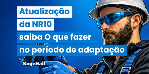 Imagem de divulgação sobre atualização da NR10, com texto “saiba o que fazer no período de adaptação”, fundo azul e um homem de capacete e óculos de proteção realizando trabalho elétrico; logo EngeHall.