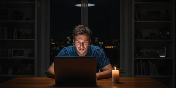 Trabalhador em home office sofre com apagão e fica sem luz