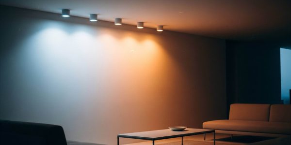 Spots LED instalados em teto de casa luxuosa, demonstrando a diferença entre as temperaturas de cor amarelada e azulada