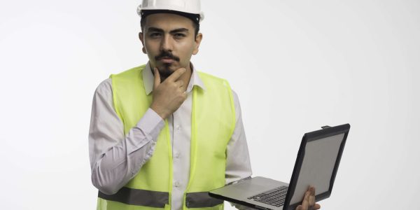 Engenheiro lendo glossário de termos de segurança do trabalho